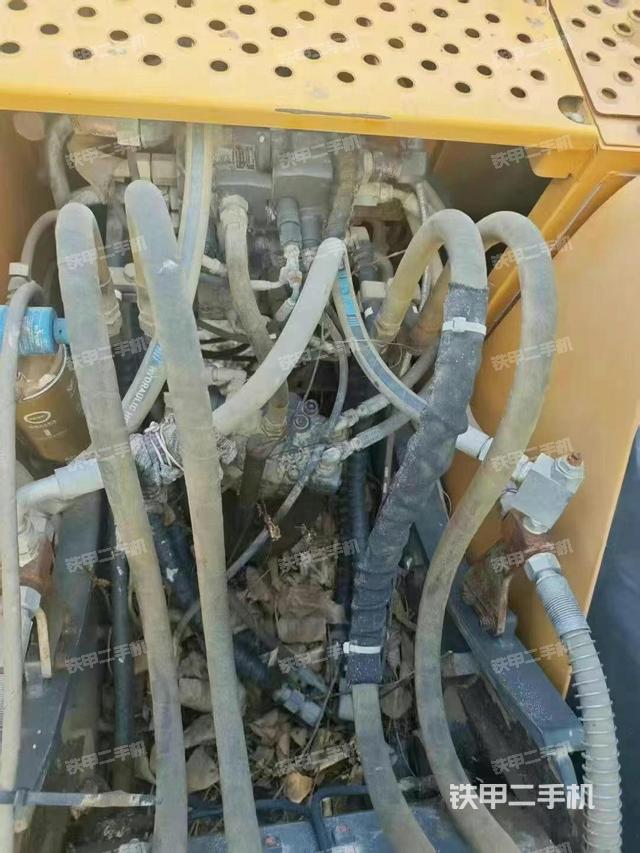 回转马达和主控阀(整机外观) 回转马达和主控阀(整机外观)