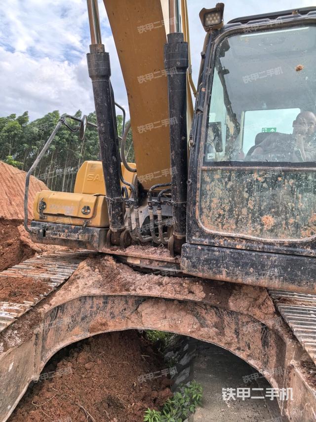 大臂油缸整体 竖拍(工作和回转装置) 大臂油缸整体 竖拍(工作和回转装置)