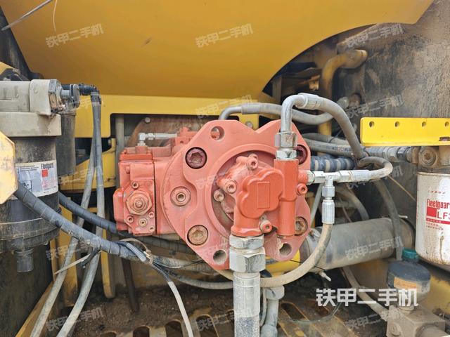 液压泵舱室正面整体(整机外观) 液压泵舱室正面整体(整机外观)