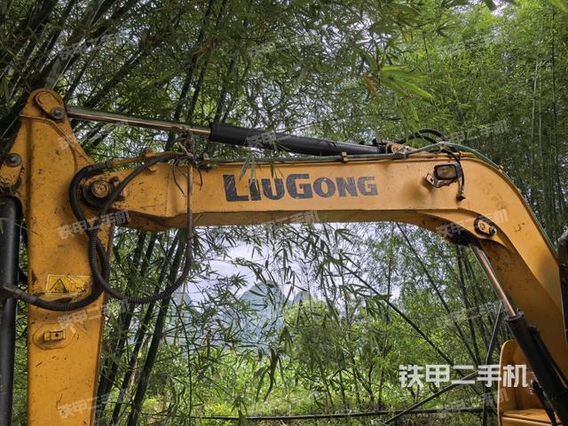 小臂整体左后(工作和回转装置) 小臂整体左后(工作和回转装置)