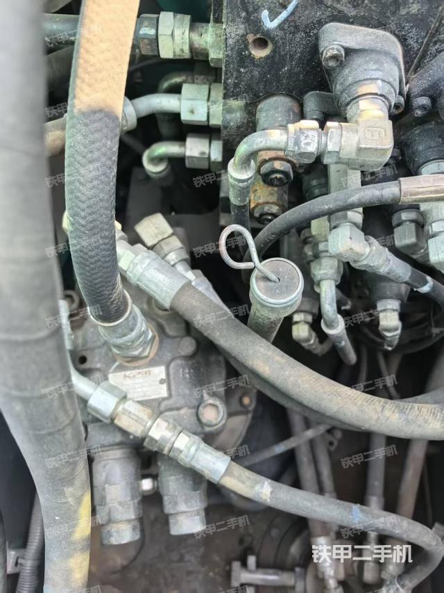 回转马达和主控阀(整机外观) 回转马达和主控阀(整机外观)