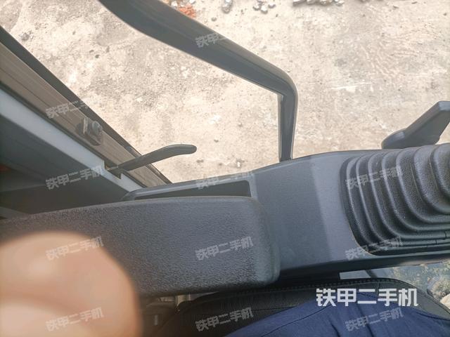 座椅左侧控制台/音响/含左手柄(驾驶室部分) 座椅左侧控制台/音响/含左手柄(驾驶室部分)