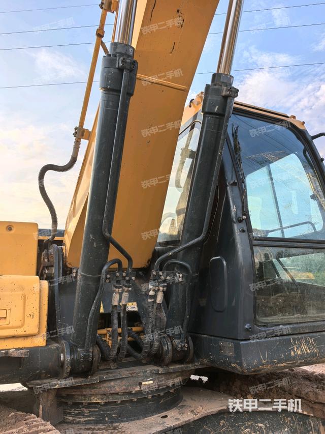 大臂油缸整体 竖拍（工作和回转装置）