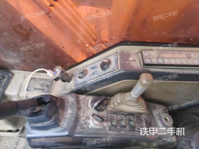 座椅右侧控制台/钥匙门/油门/含右手柄(驾驶室部分) 座椅右侧控制台/钥匙门/油门/含右手柄(驾驶室部分)