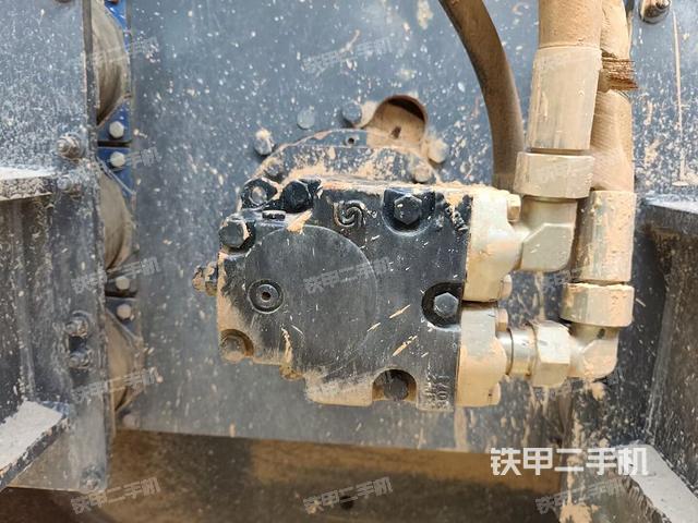 前車架正右側(cè)（壓路機前后車架）