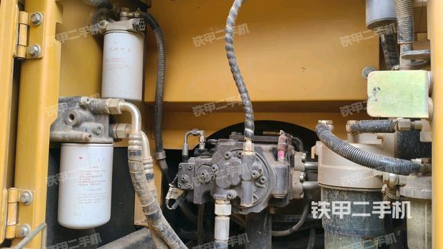 液压泵舱室正面整体(整机外观) 液压泵舱室正面整体(整机外观)