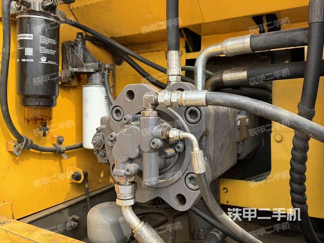 液压泵舱室正面整体(整机外观) 液压泵舱室正面整体(整机外观)