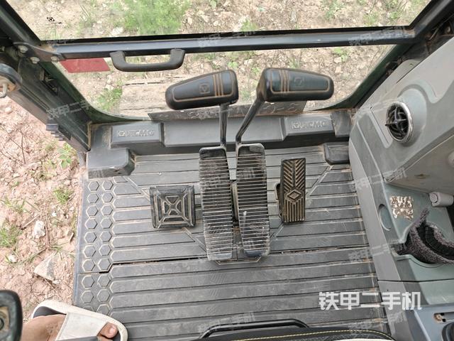 行走控制手柄和踏板 俯拍(驾驶室部分) 行走控制手柄和踏板 俯拍(驾驶室部分)