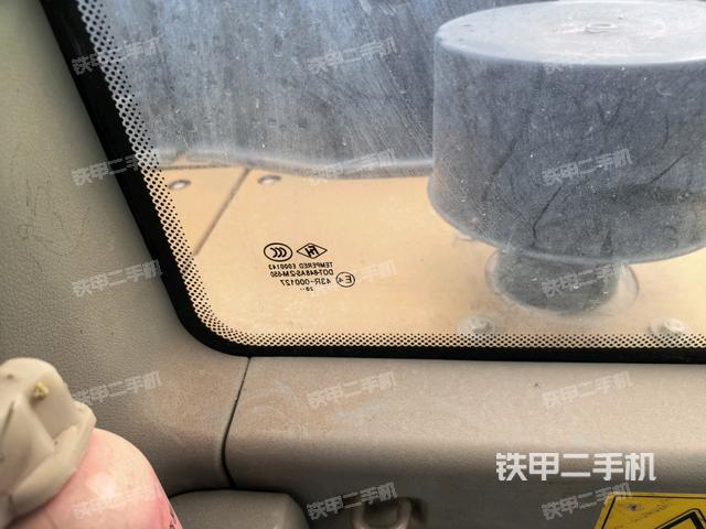 行走控制手柄和踏板 俯拍(驾驶室部分) 行走控制手柄和踏板 俯拍(驾驶室部分)