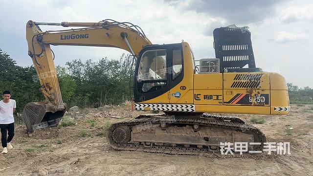 驾驶室顶部(整机外观) 驾驶室顶部(整机外观)