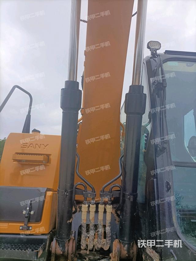 大臂油缸整体 竖拍(工作和回转装置) 大臂油缸整体 竖拍(工作和回转装置)