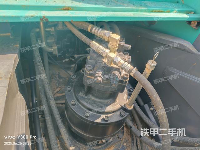 回转马达和主控阀(整机外观) 回转马达和主控阀(整机外观)