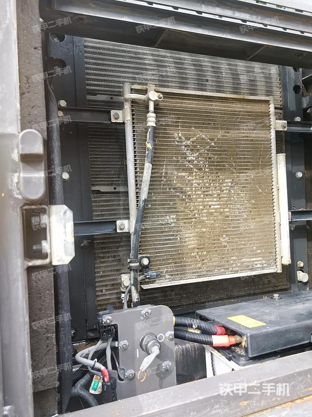 液压泵舱室正面整体（整机外观）