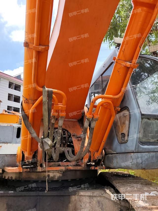 大臂油缸整体 竖拍（工作和回转装置）