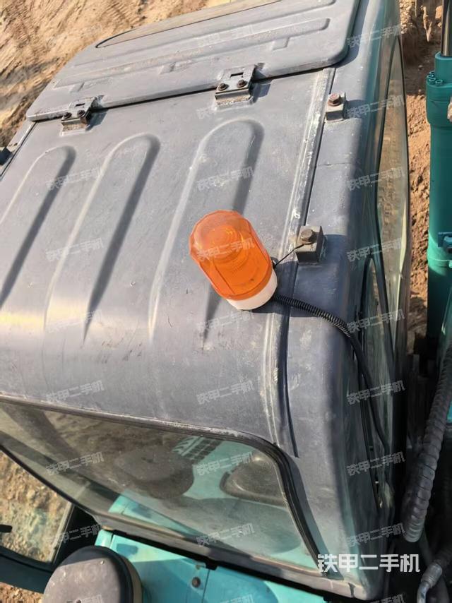 驾驶室顶部(整机外观) 驾驶室顶部(整机外观)