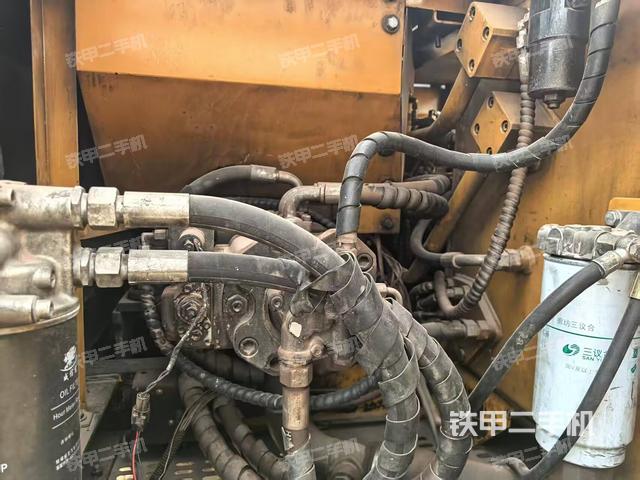 液压泵舱室正面整体(整机外观) 液压泵舱室正面整体(整机外观)