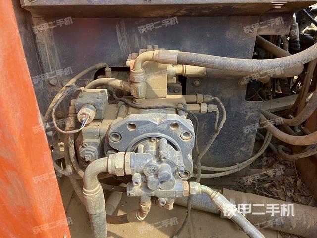 液压泵舱室正面整体(整机外观) 液压泵舱室正面整体(整机外观)