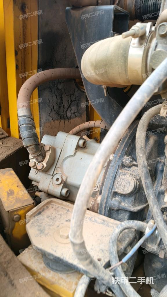 液压泵舱室正面整体(整机外观) 液压泵舱室正面整体(整机外观)