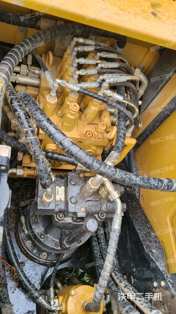 回转马达和主控阀(整机外观) 回转马达和主控阀(整机外观)