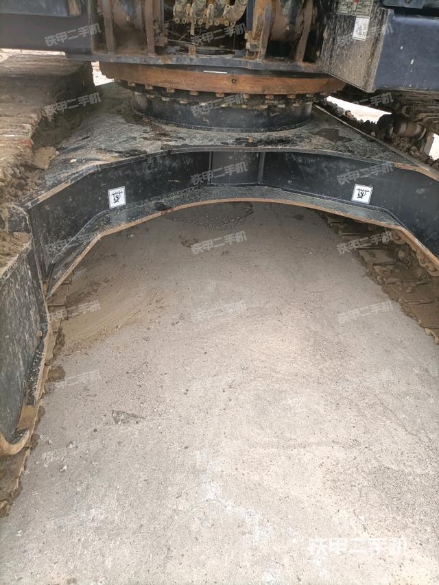 转盘和下车架正前(工作和回转装置) 转盘和下车架正前(工作和回转装置)