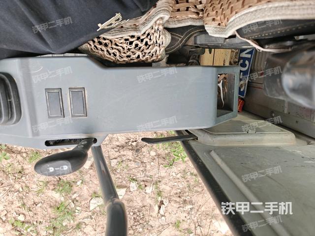 座椅左侧控制台/音响/含左手柄(驾驶室部分) 座椅左侧控制台/音响/含左手柄(驾驶室部分)