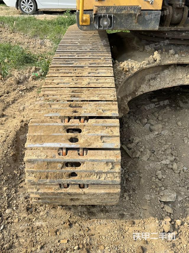 单侧履带整体(整机外观) 单侧履带整体(整机外观)