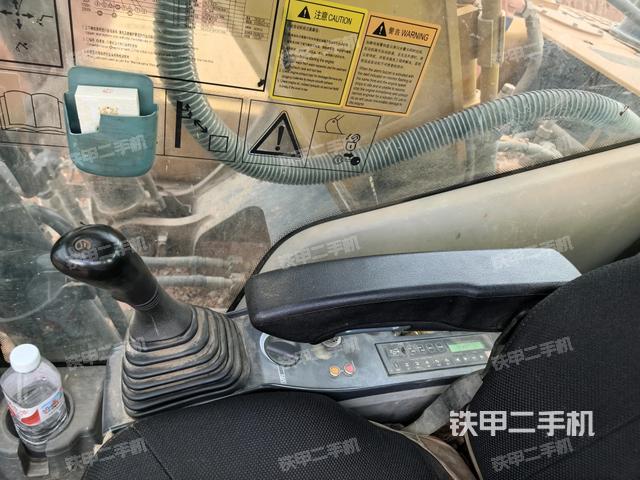 座椅右侧控制台/钥匙门/油门/含右手柄(驾驶室部分) 座椅右侧控制台/钥匙门/油门/含右手柄(驾驶室部分)