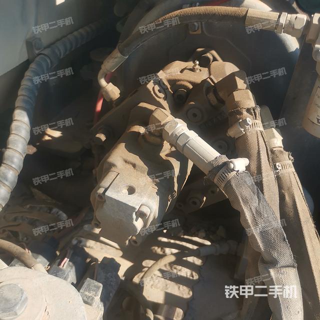 液压泵舱室正面整体（整机外观）