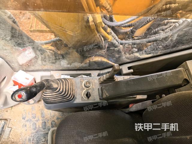 座椅左侧控制台/音响/含左手柄(驾驶室部分) 座椅左侧控制台/音响/含左手柄(驾驶室部分)