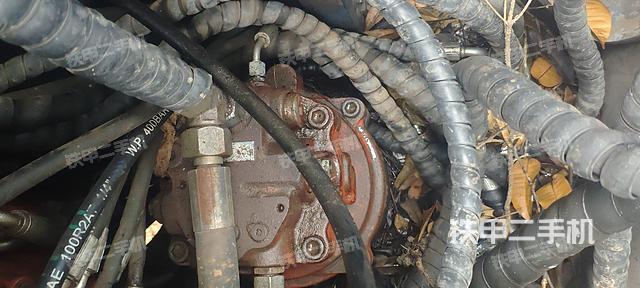 回转马达和主控阀(整机外观) 回转马达和主控阀(整机外观)