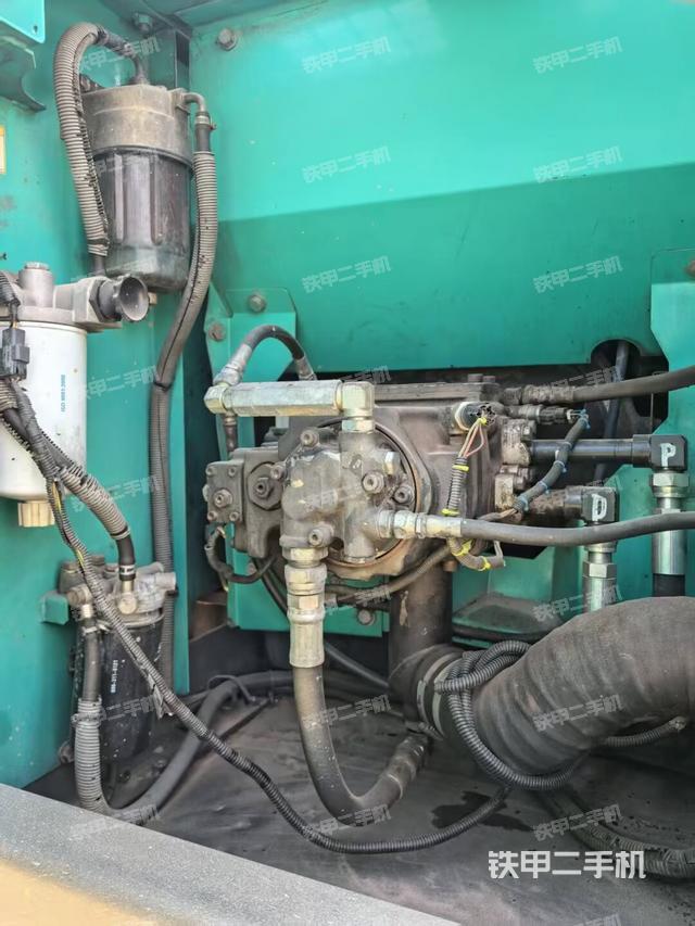 液压泵舱室正面整体(整机外观) 液压泵舱室正面整体(整机外观)