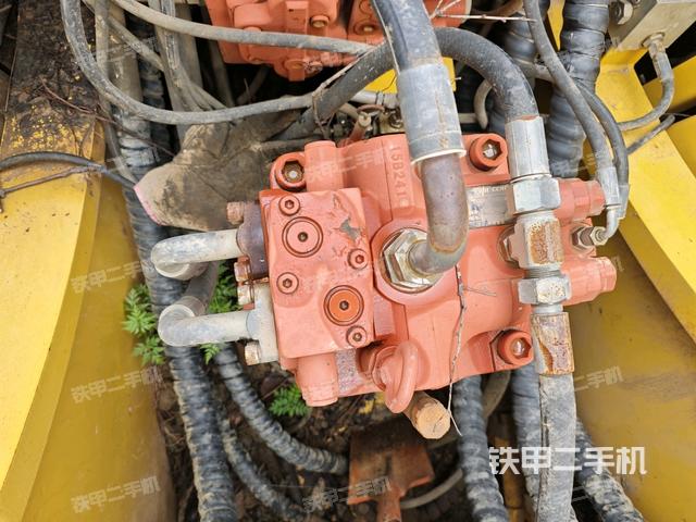 回转马达和主控阀(整机外观) 回转马达和主控阀(整机外观)