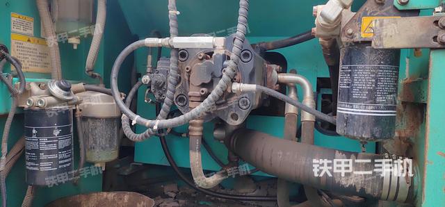 液压泵舱室正面整体（整机外观）