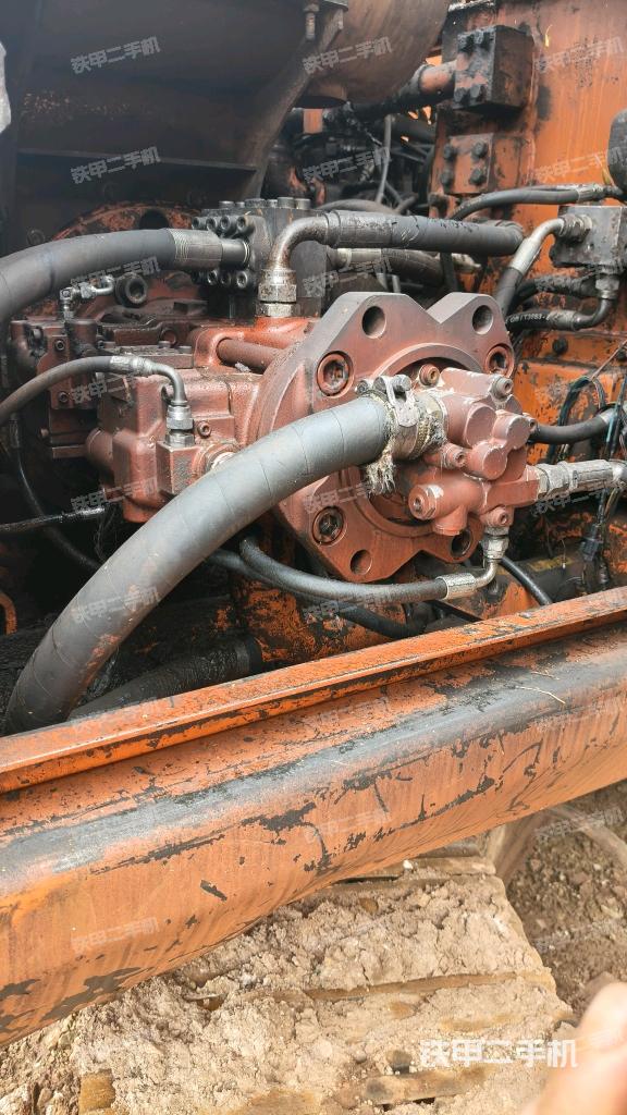 液压泵舱室正面整体（整机外观）