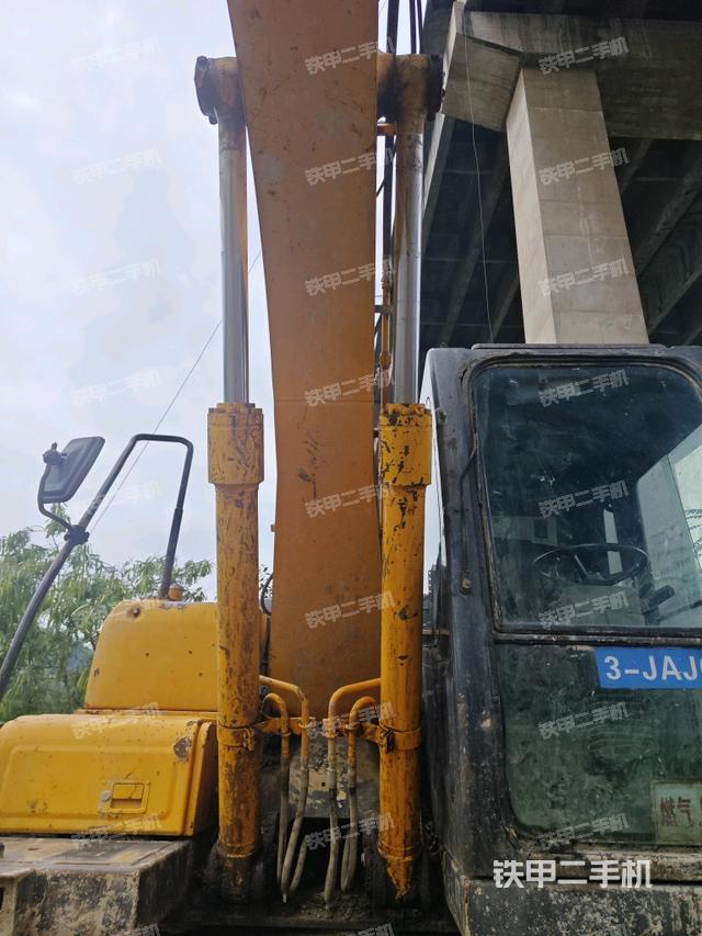 大臂油缸整体 竖拍(工作和回转装置) 大臂油缸整体 竖拍(工作和回转装置)