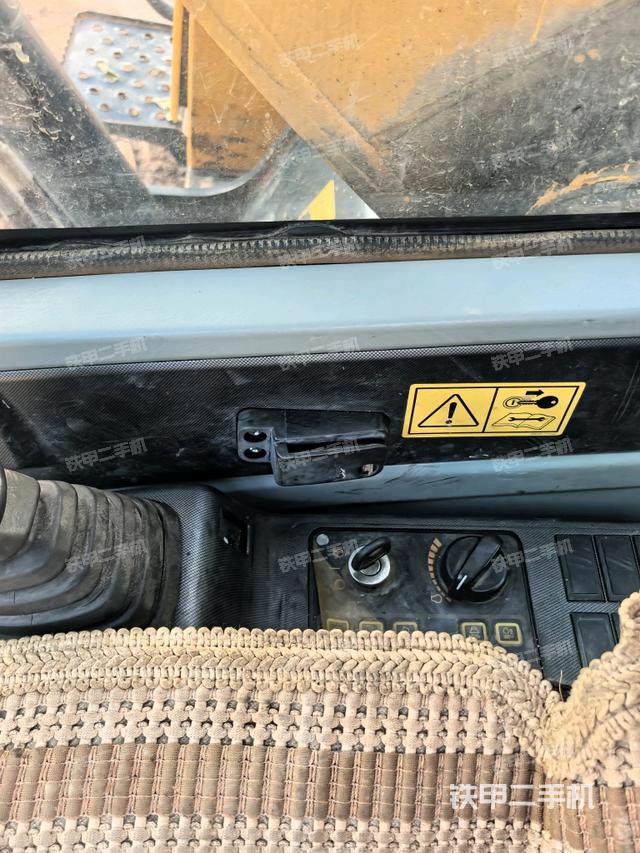 座椅左侧控制台/音响/含左手柄（驾驶室部分）