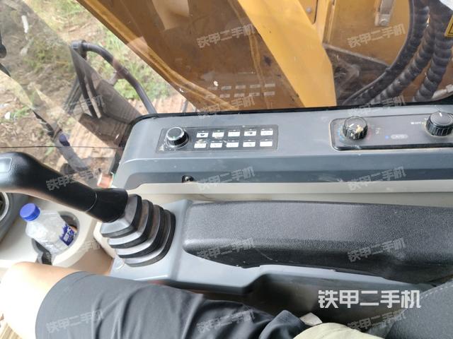 座椅右侧控制台/钥匙门/油门/含右手柄(驾驶室部分) 座椅右侧控制台/钥匙门/油门/含右手柄(驾驶室部分)