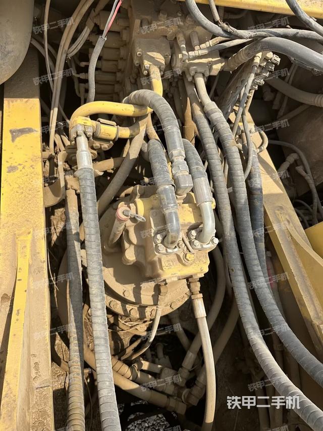 回转马达和主控阀(整机外观) 回转马达和主控阀(整机外观)