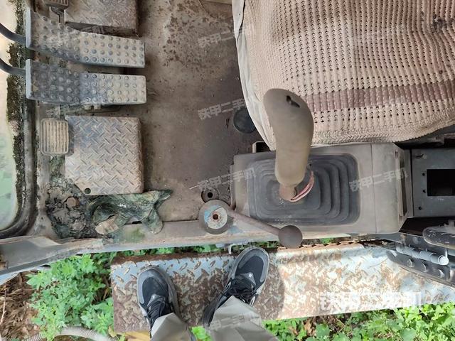 行走控制手柄和踏板 俯拍（驾驶室部分）