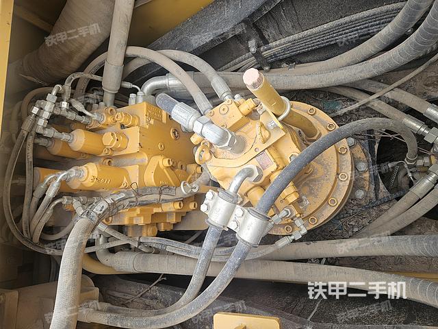 回转马达和主控阀(整机外观) 回转马达和主控阀(整机外观)