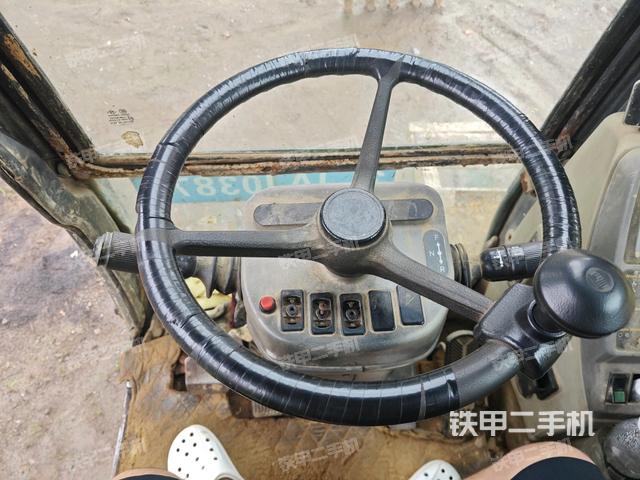 行走控制手柄和踏板 俯拍(驾驶室部分) 行走控制手柄和踏板 俯拍(驾驶室部分)