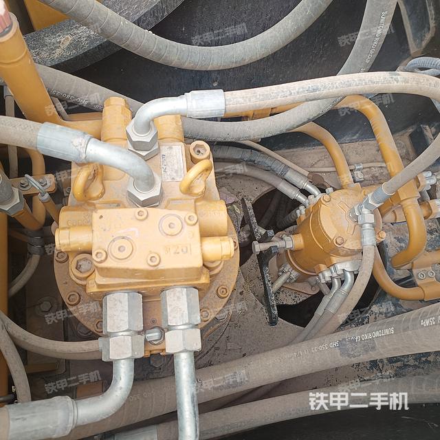 回转马达和主控阀(整机外观) 回转马达和主控阀(整机外观)