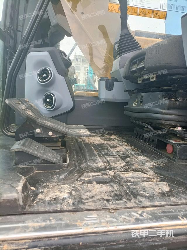 行走控制手柄和踏板 俯拍(驾驶室部分) 行走控制手柄和踏板 俯拍(驾驶室部分)