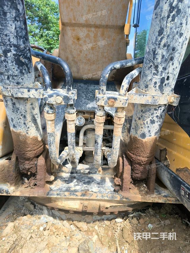 铲斗右后整体(工作和回转装置) 铲斗右后整体(工作和回转装置)