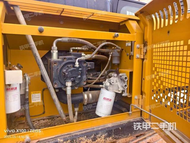 液压泵舱室正面整体(整机外观) 液压泵舱室正面整体(整机外观)