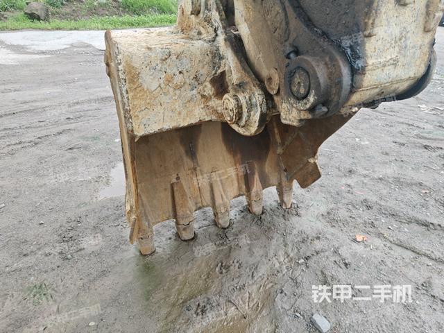 铲斗右后整体(工作和回转装置) 铲斗右后整体(工作和回转装置)