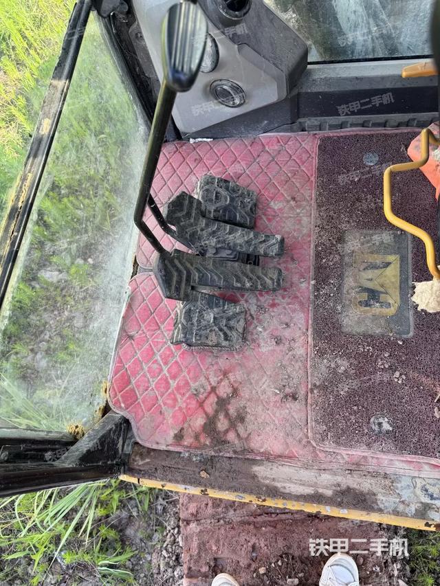 行走控制手柄和踏板 俯拍(驾驶室部分) 行走控制手柄和踏板 俯拍(驾驶室部分)