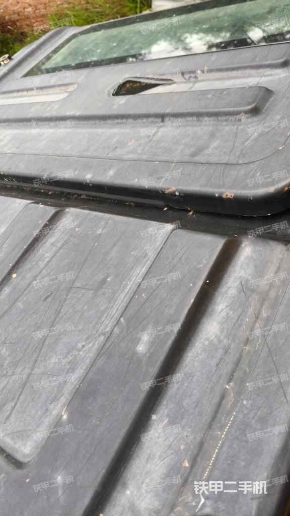 驾驶室顶部(整机外观) 驾驶室顶部(整机外观)