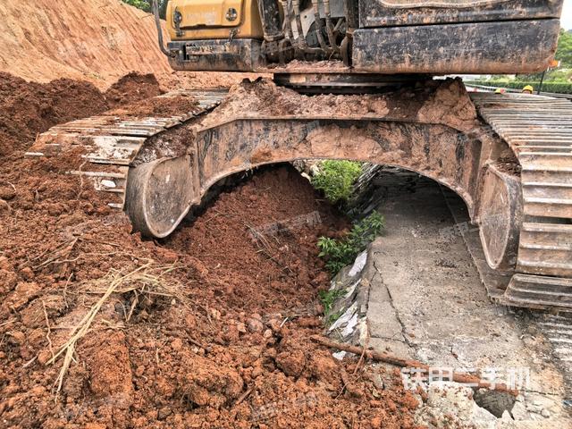 大臂根部 斜视(工作和回转装置) 大臂根部 斜视(工作和回转装置)