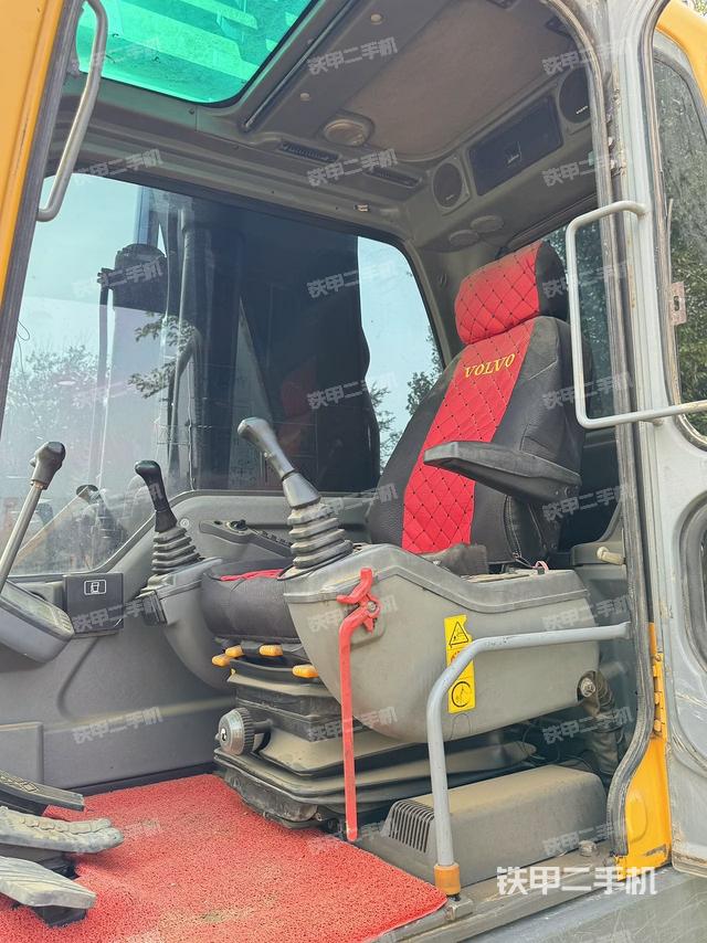 驾驶室整体(整机外观) 驾驶室整体(整机外观)